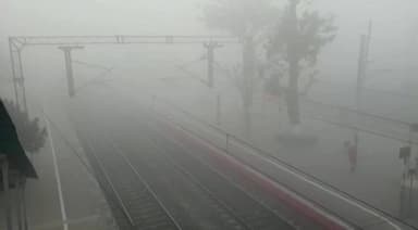 কাঁকসা: কনকনে ঠান্ডার পাশাপাশি ঘন কুয়াশায় ঢাকলো গোটা পানাগড়, রেল ও সড়ক পথে ব্যাহত যান চলাচল,দেখা নেই সূর্যের