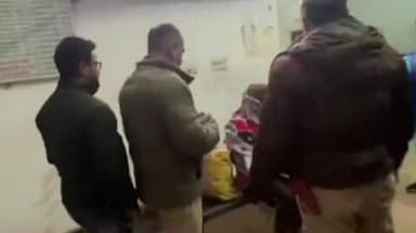 सुल्तानपुर: सुलतानपुर में पुलिस और शियाने हैदर ए कर्रार वेलफेयर एसोसिएशन ने कड़ाके की ठंड में जरूरतमंदों को कम्बल वितरित किए