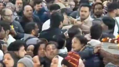 मथुरा: वृंदावन के राधा वल्लभ मंदिर में दर्शन के दौरान भिड़े श्रद्धालु, लात-घुसे से झगड़े का वीडियो सोशल मीडिया पर वायरल