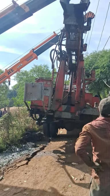 chhirari gram me बोरवेल मशीन को निकालते हुए