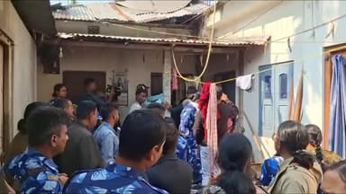 দিনহাটা ১: লোন পরিশোধ না করায় আদালতের নির্দেশে দিনহাটা পৌরসভা এলাকার এক নং ওয়ার্ডে এক ব্যক্তির বাড়ি সিল করল ব্যাংক কর্তৃপক্ষ