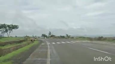 पेठ: गुजरात राष्ट्रीय महामार्गावर उंबराचा माथा नजिक साखर घेऊन जाणारा ट्रक पलटी