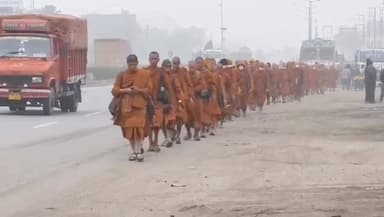 রানিগঞ্জ: রানীগঞ্জে সোমবার সকাল নজর কাড়ে এক ব্যতিক্রমী দৃশ্য,থাইল্যান্ড থেকে পদযাত্রা করে বুদ্ধগয়ার উদ্দেশে রওনা