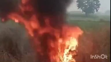 बिधूना: अछल्दा क्षेत्र के रजुआमऊ गांव के पास अज्ञात कारणों से बाइक में लगी आग, मचा हड़कंप