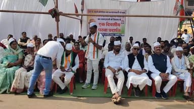 जगदलपुर: संजय मार्केट में मनरेगा का नाम बदलने को लेकर कांग्रेस का प्रदर्शन, पीसीसी चीफ दीपक बैज ने मोदी सरकार पर हमला किया