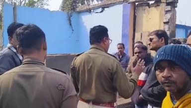 কাঁকসা: রাজবাঁধে অটল বিহারী বাজপেয়ির মূর্তি বসানোকে ঘিরে উত্তেজনা,পুলিশের সাথে ধস্তাধস্তি BJP-র,ঘটনাস্থলে বিশাল পুলিশ বাহিনী,