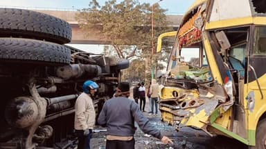 सिंगोली: सिंगोली के रास्ते इंदौर-भीलवाड़ा मार्ग पर बस और कंटेनर की टक्कर, कई यात्री घायल