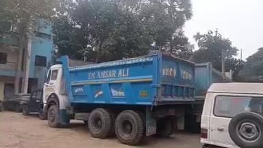 দেগঙ্গা: দেগঙ্গার সোহাই কুমারপুর এলাকা থেকে মাটি পাচারের অভিযোগে চারটি ডাম্পার ও একটি ট্রাক্টর সহ গ্রেপ্তার চার মাটি পাচারকারী