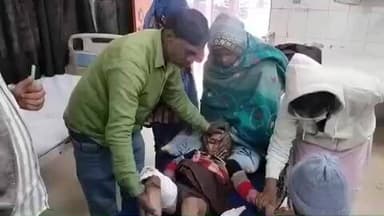 सासनी: गांव बिजाहरी में स्कूल जा रही 7 वर्षीय बच्ची को बाइक ने मारी टक्कर, पैर टूटा, परिजन 108 एम्बुलेंस से लाए अस्पताल