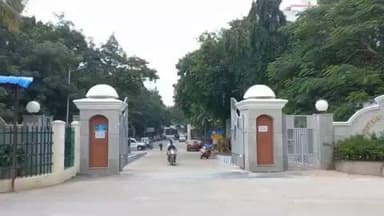 வேலூர்: சத்துவாச்சாரி மாவட்ட ஆட்சியர் அலுவலகத்தில் உங்களுடன் ஸ்டாலின் முகாமில் அழைத்த மனுக்கள் மீது நடவடிக்கை இல்லை என பேனருடன் வந்து மனு