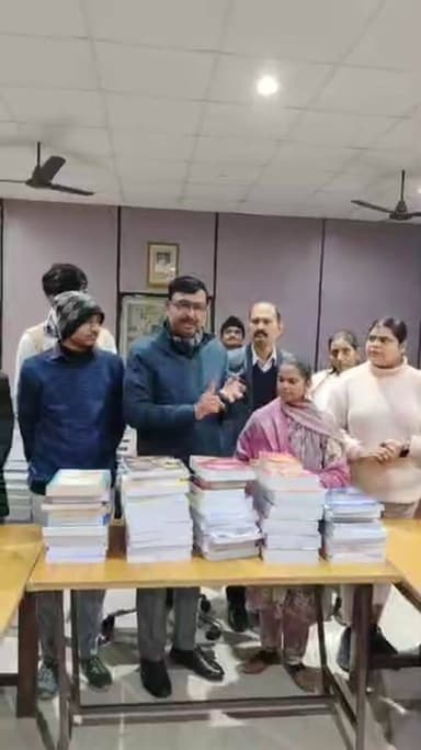 आज दिनांक 22 दिसंबर 2025 को पूर्वाह्न 11:00 बजे जिला पदाधिकारी जमुई श्री नवीन भाoप्रoसेo के द्वारा प्रतियोगी परीक्षाओं ...