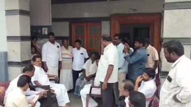 గంగాధర నెల్లూరు: రాజన్ కుటుంబ సభ్యులను పరామర్శించిన మాజీ డిప్యూటీ సీఎం నారాయణస్వామి.