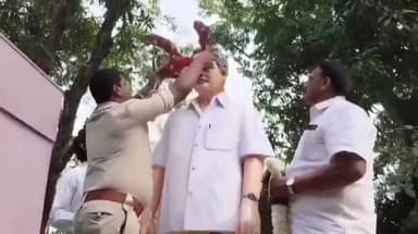 పా mసర్లపూడి చింతల మెరకలో మాజీ ఎంపీటీసీ ప్రకాశరావు వర్ధంతి సందర్భంగా నివాళులర్పించిన రాజోలు సీఐ నరేష్ కుమార్