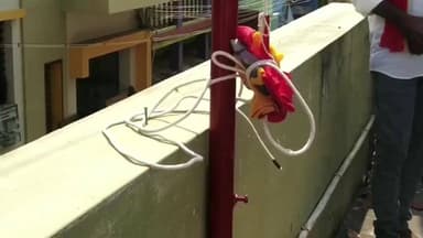 உத்தமபாளையம்: கம்பத்தில் இல்லம் தோறும் TVK என்ற கொள்கை அடிப்படையில் தொண்டர்கள் இல்லத்தில் கட்சி கொடி ஏற்றும் நிகழ்ச்சி நடந்தது