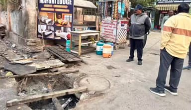 గుంటూరు: పట్టణ ప్రణాళిక, ప్రజారోగ్య అధికారులపై తీవ్ర ఆగ్రహం వ్యక్తం చేసిన నగర కమిషనర్ పులి శ్రీనివాసులు