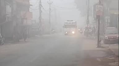 लोहरदगा: घने कुहासे और शीतलहर से लोहरदगा ठिठुरा, ठंड से जनजीवन प्रभावित, बाजार व सड़कें सुनसान।