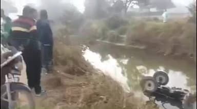 चकिया: भीषमपुर में अनियंत्रित होकर पलटा ट्रैक्टर, चालक बाल-बाल बचा