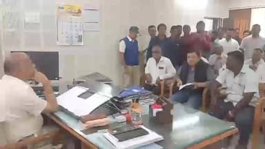 धुळे: बोरीस गावात चोरी करणाऱ्या चोरट्यांना अटक करा मागणीसाठी जिल्हाधिकारी कार्यालयात ग्रामस्थांचे निवेदन