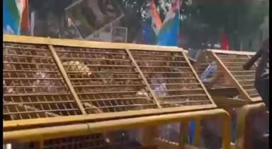 जोधपुर: अरावली को लेकर जोधपुर कलेक्ट्रेट के बाहर एनएसयूआई के कार्यकर्ताओं को पुलिस ने लाठी मारकर खदेड़ा