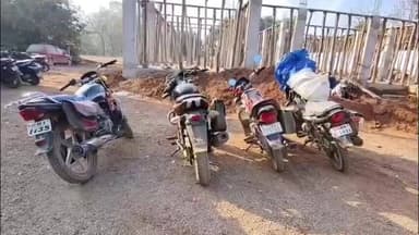 कवर्धा: हरिनछपरा खार क्षेत्र में जुआ खेलने वालों के खिलाफ पुलिस की कार्रवाई, चार मोटरसाइकिल और ताश की 52 पत्तियां जब्त