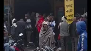 कायमगंज: कायमगंज के इफको बाजार लिमिटेड केंद्र पर खाद के लिए किसानों की उमड़ी भीड़, लाइन में लगी महिलाओं ने जताई नाराजगी