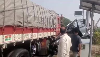 టెక్కలి: పెద్ద బాణాపురం జాతీయరహదారిపై కారును ఓ వాహనం ఢీకొనడంతో డివైడర్ పైకి దూసుకుపోయి లారీని ఢీ కొట్టిన కారు,ప్రయాణికులకు గాయాలు