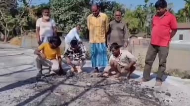 তুফানগঞ্জ ২: প্রধানমন্ত্রী সড়ক যোজনার কাজে নিম্নমানের অভিযোগ তুলে টাকোয়া মারি এলাকায় বিক্ষোভ স্থানীয়দের