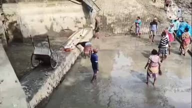 কুলপি: টেংরাখাল উপর বেনীয়ম কাজ হচ্ছে সেই অভিযোগে শুইলিস গেট এর কাজ বন্ধ করে দেয় গ্রামবাসীরা, প্রশাসনের হস্তক্ষেপেশুরু হয় কাজ