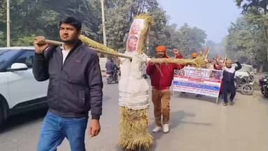 थानेसर: रोहतक PGI के कच्चे कर्मचारियों ने CM और पूर्व CM के पुतले की शव यात्रा निकालकर लघु सचिवालय में फूंका पुतला