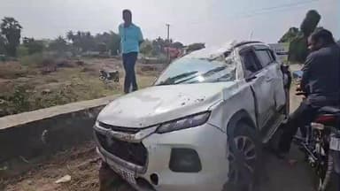 கண்டச்சிபுரம்: காடகனூர் திருக்கோவிலூர் சாலையில் கார் பள்ளத்தில் கவிழ்ந்து விபத்து