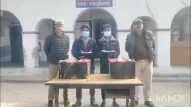 गढ़मुक्तेश्वर: ठंडी सड़क से पुलिस ने ई-रिक्शा से बैटरी चोरी करने वाले 2 शातिर चोरों को किया गिरफ्तार, चार बैटरी और 2 चाकू बरामद