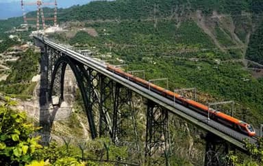 🚄 #VandeBharatExpress has enabled faster, safer & comfortable journeys for 7.5 crore+ passengers since 2019.
164 services now connect 274 districts, boosting tourism & connectivity.