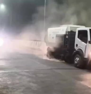 *नगर निगम की पहल से सड़कों पर उतरी रोड स्वीपिंग मशीन*
*धूल-मिट्टी की सफाई से वायु प्रदूषण नियंत्रण की दिशा में महत्वपूर्