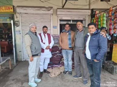 नकुड: अम्बेहटा में बसेरा ग्रुप संस्था ने ठंड से बचाव के लिए बेसहारा लोगों को रजाईयां वितरित की