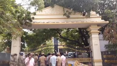 திருநெல்வேலி: ஊருடையார்புரத்தில் இருதரப்பினர் மோதல். நெல்லை மாவட்ட ஆட்சியர் அலுவலகத்தை முற்றுகையிட்டு 300-க்கும் மேற்பட்டோர் தர்ணா.