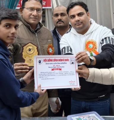 बांसी: बीआरसी मिठवल में आयोजित ब्लॉक स्तरीय क्विज प्रतियोगिता में प्रतिभागियों को दिया गया प्रशस्ति पत्र और मेडल