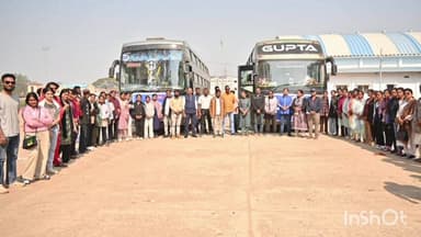 जगदलपुर: राज्य स्तरीय युवा महोत्सव के 52 सदस्यीय दल को सांसद महेश कश्यप ने इंदिरा प्रियदर्शिनी स्टेडियम से दिखाई हरी झंडी