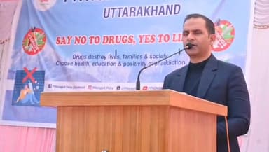 पिथौरागढ़: पुलिस लाइन में नशा मुक्ति कार्यक्रम में जिला अधिकारी ने नशे के खिलाफ किया जागरूक