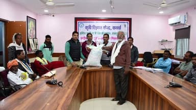 बोडला: कवर्धा में किसानों को उन्नत बीज और पीएसबी कल्चर का वितरण किया गया