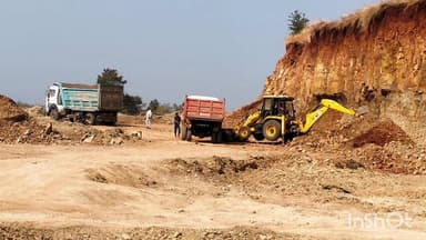 जगदलपुर: बस्तर में खनिज माफिया पर प्रशासन ने की कार्रवाई, गौण खनिज के अवैध परिवहन पर 10 वाहन और पोकलेन मशीन जब्त