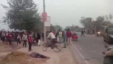 खागा: आरामपुर बसई मोड़ के पास तेज रफ्तार कार ने बाइक सवार दंपति और मासूम को मारी टक्कर, तीनों गंभीर रूप से घायल