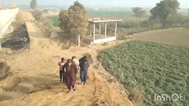 हापुड़: गांव अयाद नगर में निर्माणाधीन पुल किसानों के लिए मुसीबत बना, एसडीएम ने मौके पर पहुंचकर समाधान का भरोसा दिलाया