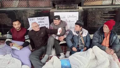 जोशियाड़ा: तांबाखाणी सुरंग के बाहर से कचरा डंपिंग जोन हटाने और शहर की स्वच्छता की मांग को लेकर गोपीनाथ का धरना जारी