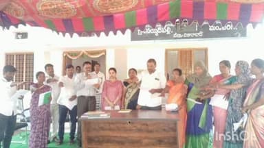 కొడంగల్: మండలంలోని పలు గ్రామాలలో సర్పంచ్ అభ్యర్థుల ప్రమాణ స్వీకరణ కార్యక్రమంలో పాల్గొన్న ఎంపీడీవో హరిప్రియ రెడ్డి,