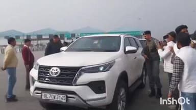 गढ़मुक्तेश्वर: गढ़मुक्तेश्वर टोल प्लाजा पर आजाद पार्टी के राष्ट्रीय अध्यक्ष और सांसद का कार्यकर्ताओं ने किया स्वागत