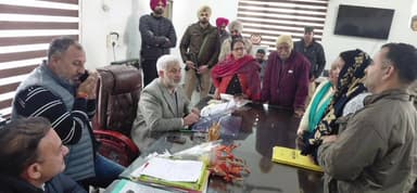 ਪਠਾਨਕੋਟ: ਕੈਬਿਨਟ ਮੰਤਰੀ ਸ਼੍ਰੀ ਲਾਲ ਚੰਦ ਕਟਾਰੂ ਚੱਕ ਨੇ ਖੁੱਲਾ ਦਰਬਾਰ ਲਗਾ ਕੇ ਲੋਕਾਂ ਦੀਆਂ ਸੁਣੀਆਂ ਸ਼ਿਕਾਇਤਾਂ