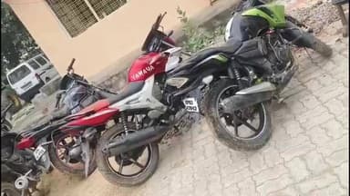 दतिया: पहुज नदी के पास जुए के अड्डे पर उनाव पुलिस की दबिश, 8 जुआरी गिरफ्तार, 4 फरार, ₹12 हजार, 22 बाइक व 6 मोबाइल जब्त