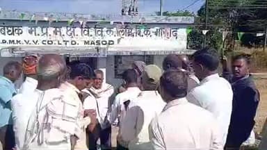 प्रभात पट्टन: बिजली कटौती बंद करने की मांग को लेकर दर्जनों ग्रामीणों ने मसूद के विद्युत वितरण कार्यालय का किया घेराव