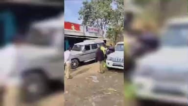 अक्कलकुवा: मोलगी पोलीस स्टेशनच्या काही अंतरावरच पोलीसाची वाहन चालकाला मारहाण...