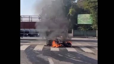 नागपूर ग्रामीण: अस्ताव्यस्त असलेल्या भर चौकात मोपेड जळण्याचा थरार ; काटोल नाका चौकात घडली घटना